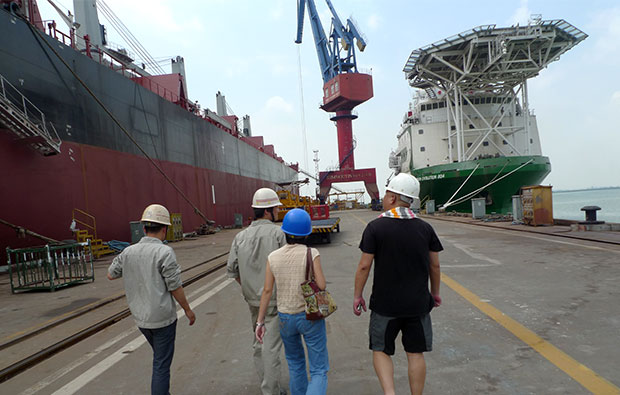 南京燃动数字与江苏海事职业技术学院的相关领导顶高温、冒酷暑深入造船企业生产一线参观学习。